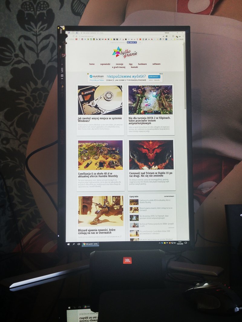 AOC Agon AG241QX pivot